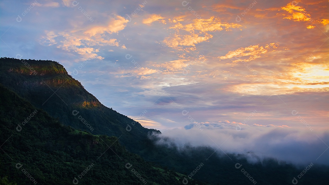 Opinião da imagem da paisagem do nevoeiro, Tailândia