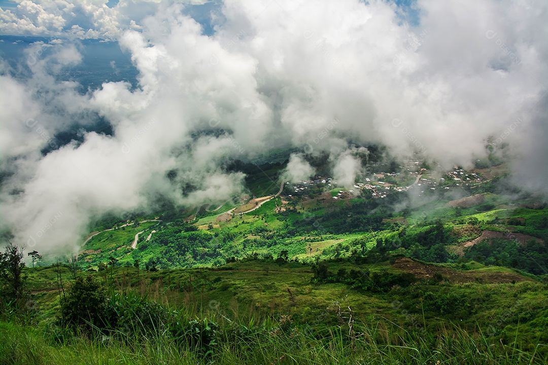 Paisagem de nevoeiro e montanha, na Tailândia.
