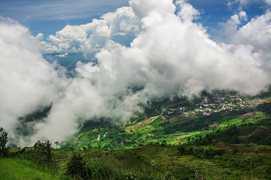 Paisagem de nevoeiro e montanha, na Tailândia.