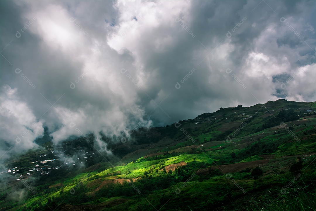 Paisagem de nevoeiro e montanha, na Tailândia.