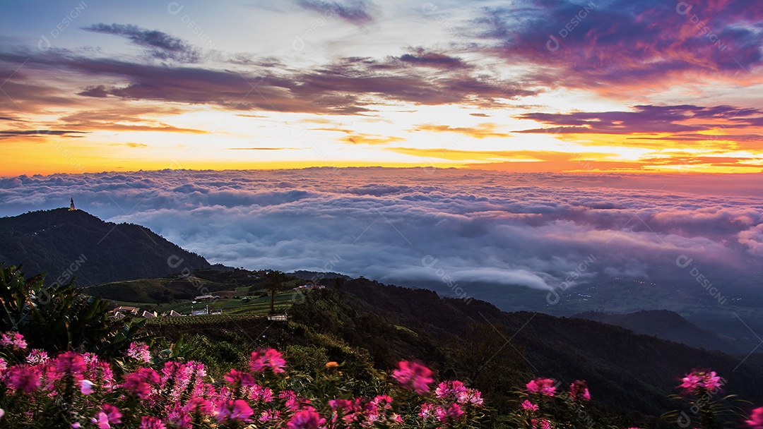 Névoa da manhã com montanha, nascer do sol e mar de mis.