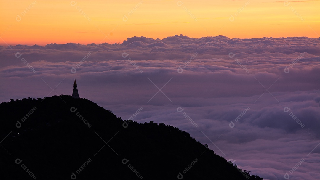 Névoa da manhã com montanha, nascer do sol e mar de mis.