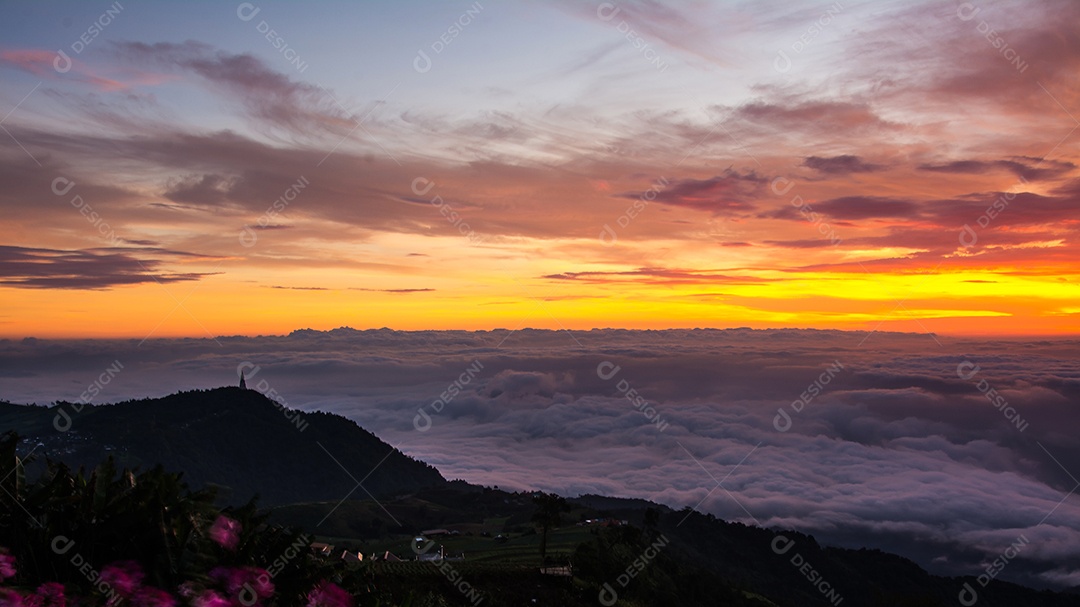 Névoa da manhã com montanha, nascer do sol e mar de mis.