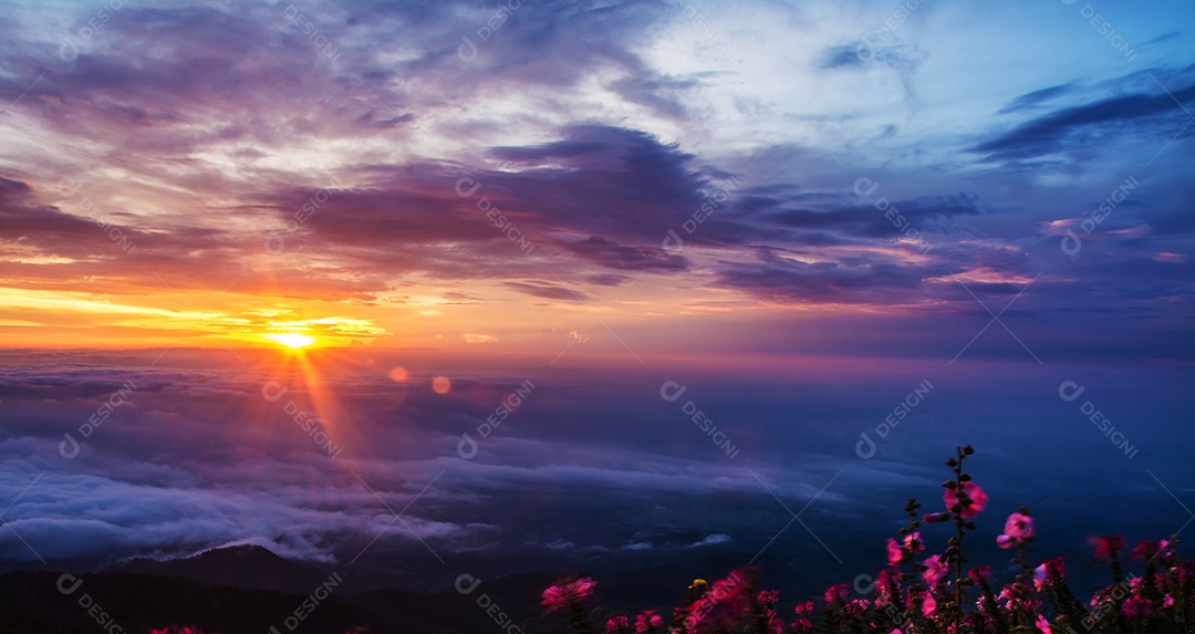 Névoa da manhã com montanha, nascer do sol e mar de mis.