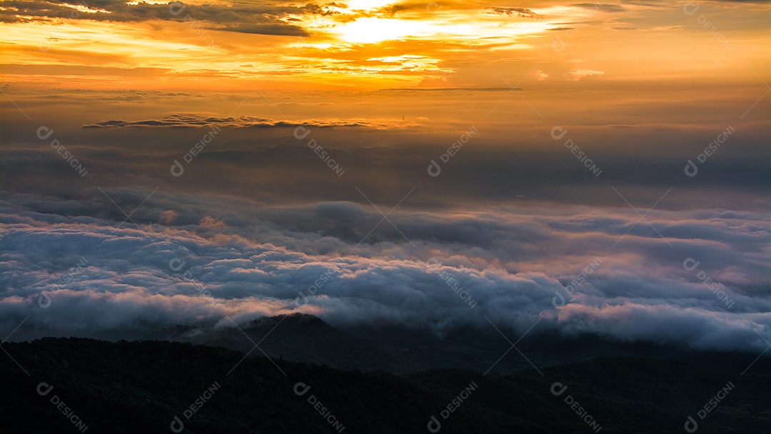Névoa da manhã com montanha, mar de mis.