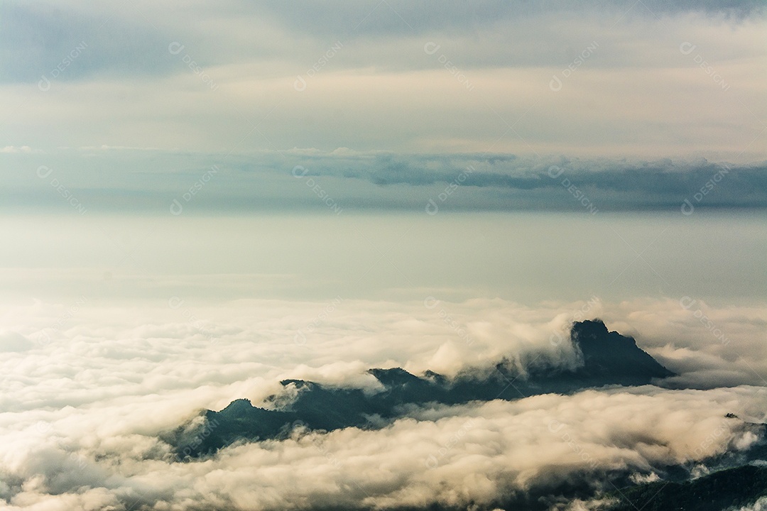 Névoa da manhã com montanha, mar de mis.