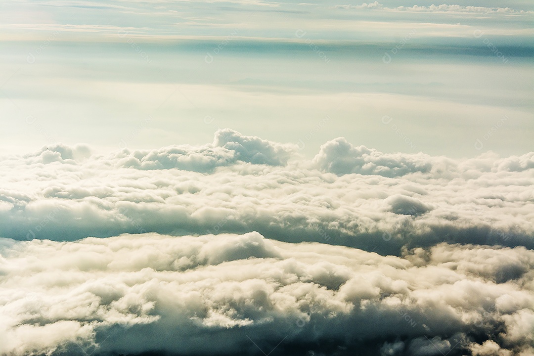 Névoa da manhã com montanha, mar de mis.