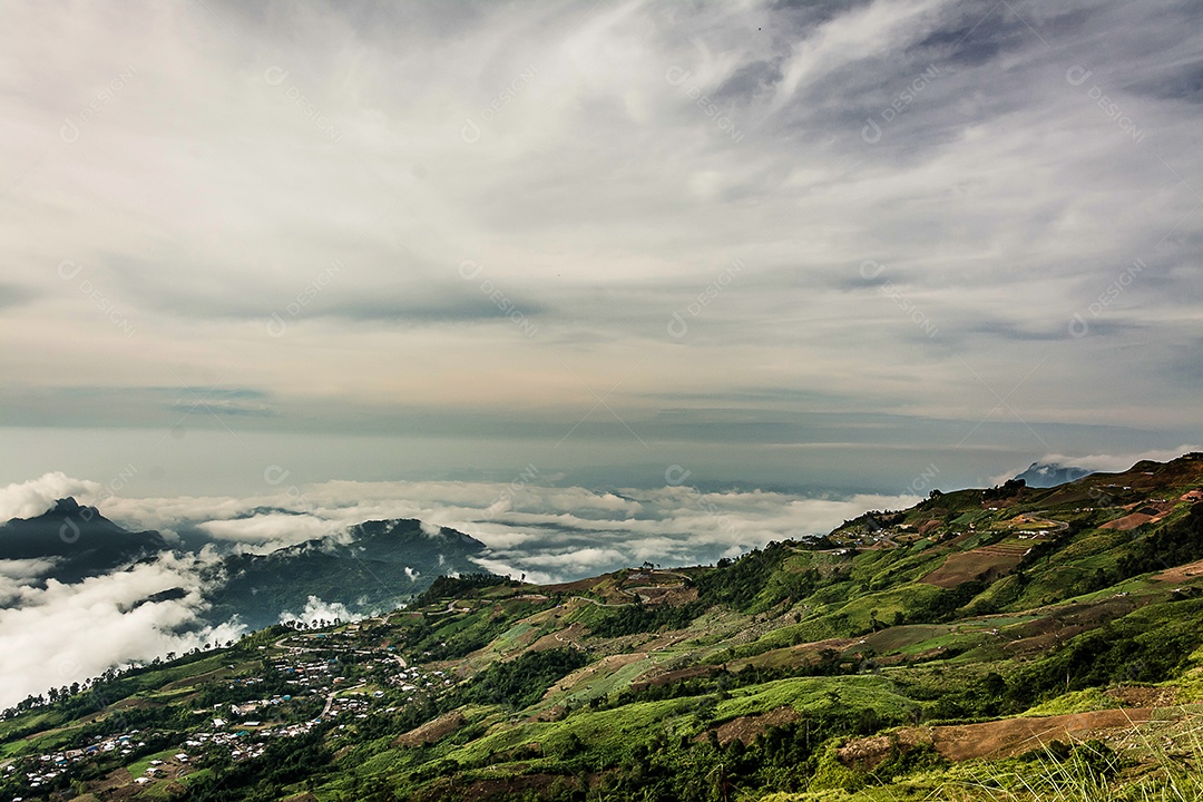 Névoa da manhã com montanha, mar de mis.