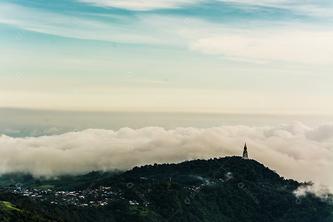 Névoa da manhã com montanha, mar de mis.