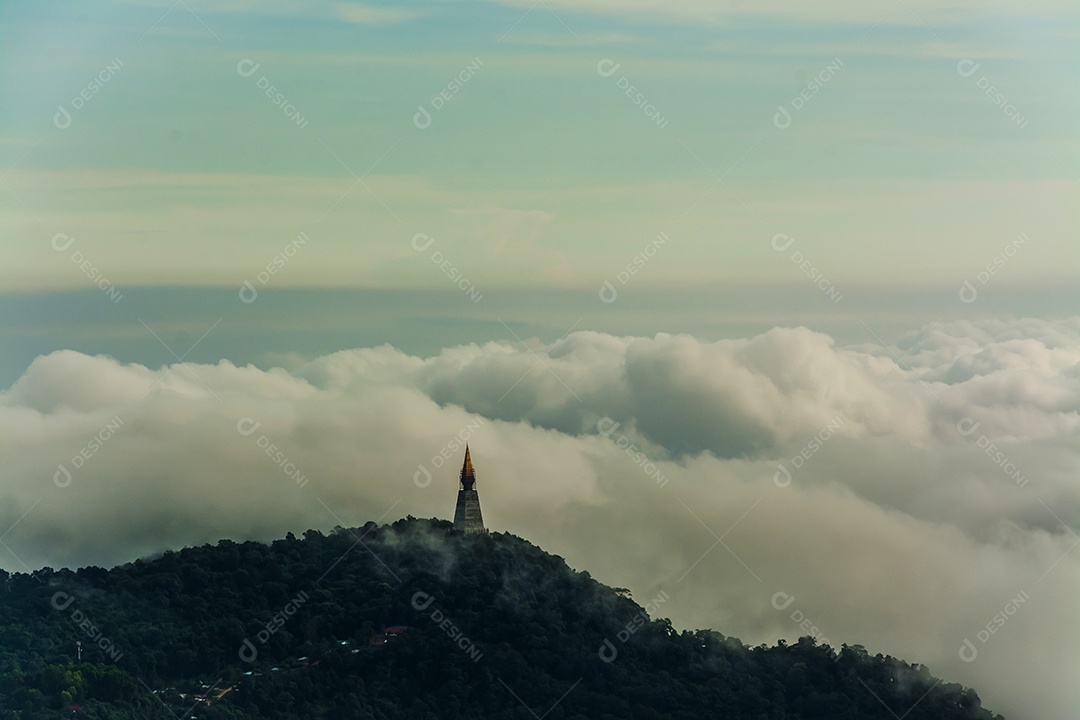 Névoa da manhã com montanha, mar de mis.