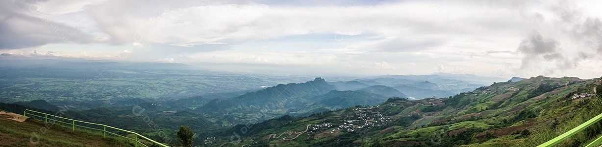 Paisagem de montanha, na Tailândia. Panorama