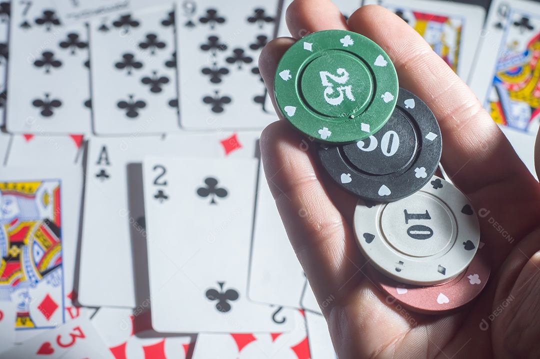 Cartas de cassino blackjack de pôquer, mão segurando fichas de pôquer