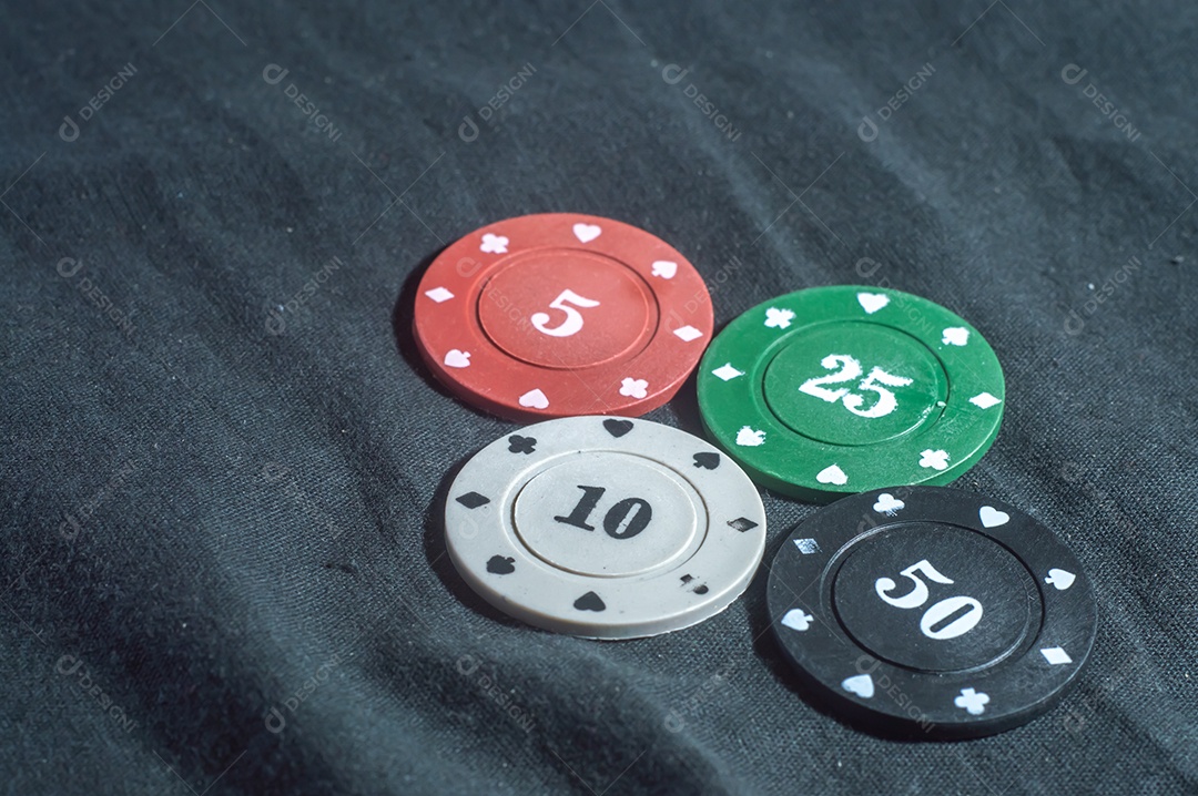 Fichas de pôquer, conceito de cassino em um fundo simples