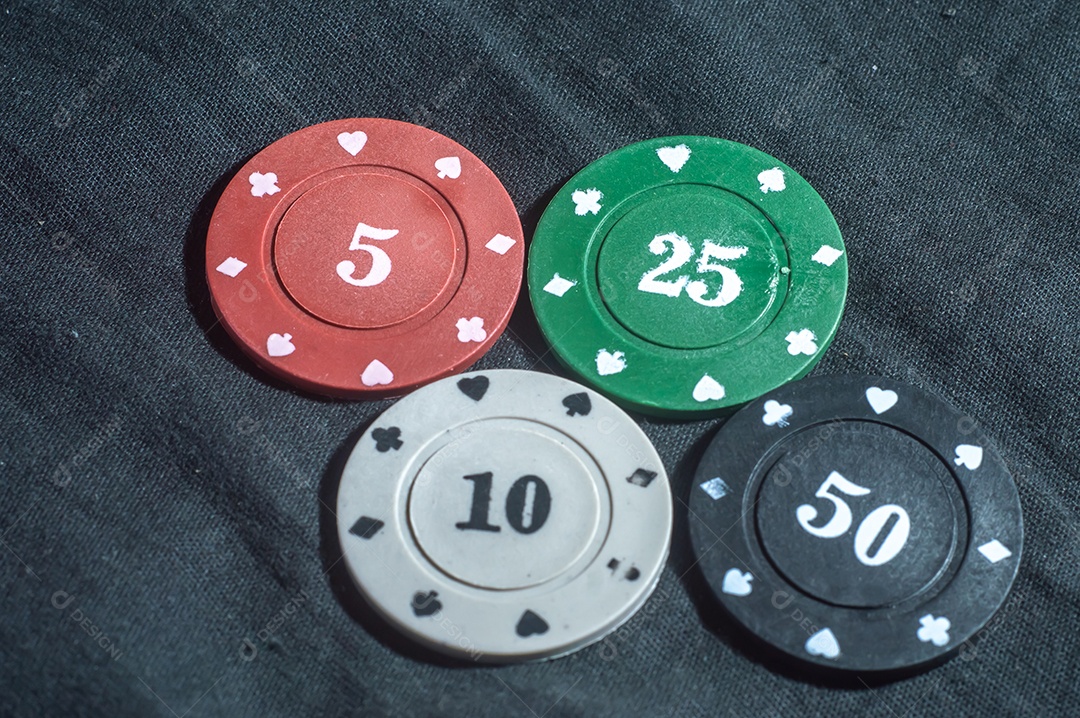 Fichas de pôquer, conceito de cassino em um fundo simples