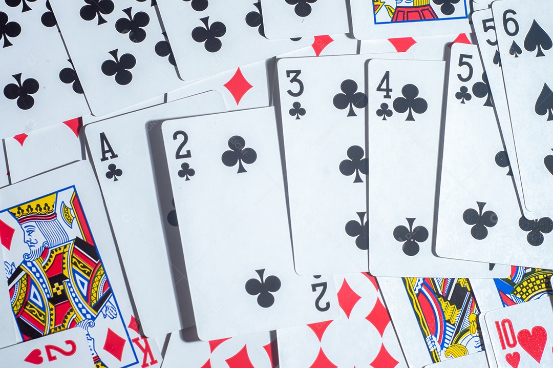 Cartas de cassino blackjack de pôquer, mão segurando fichas de pôquer