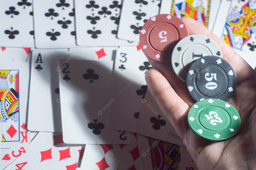 Cartas de cassino blackjack de pôquer, mão segurando fichas de pôquer