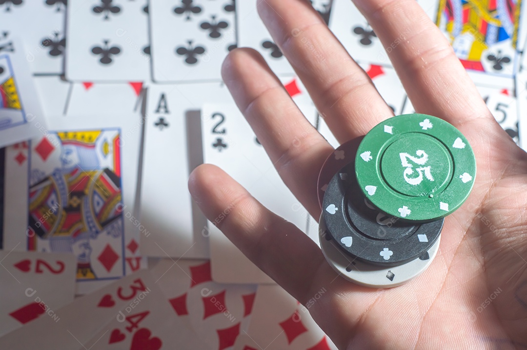Cartas de cassino blackjack de pôquer, mão segurando fichas de pôquer