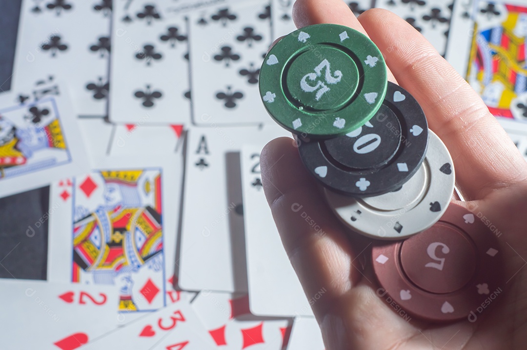 Cartas de cassino blackjack de pôquer, mão segurando fichas de pôquer