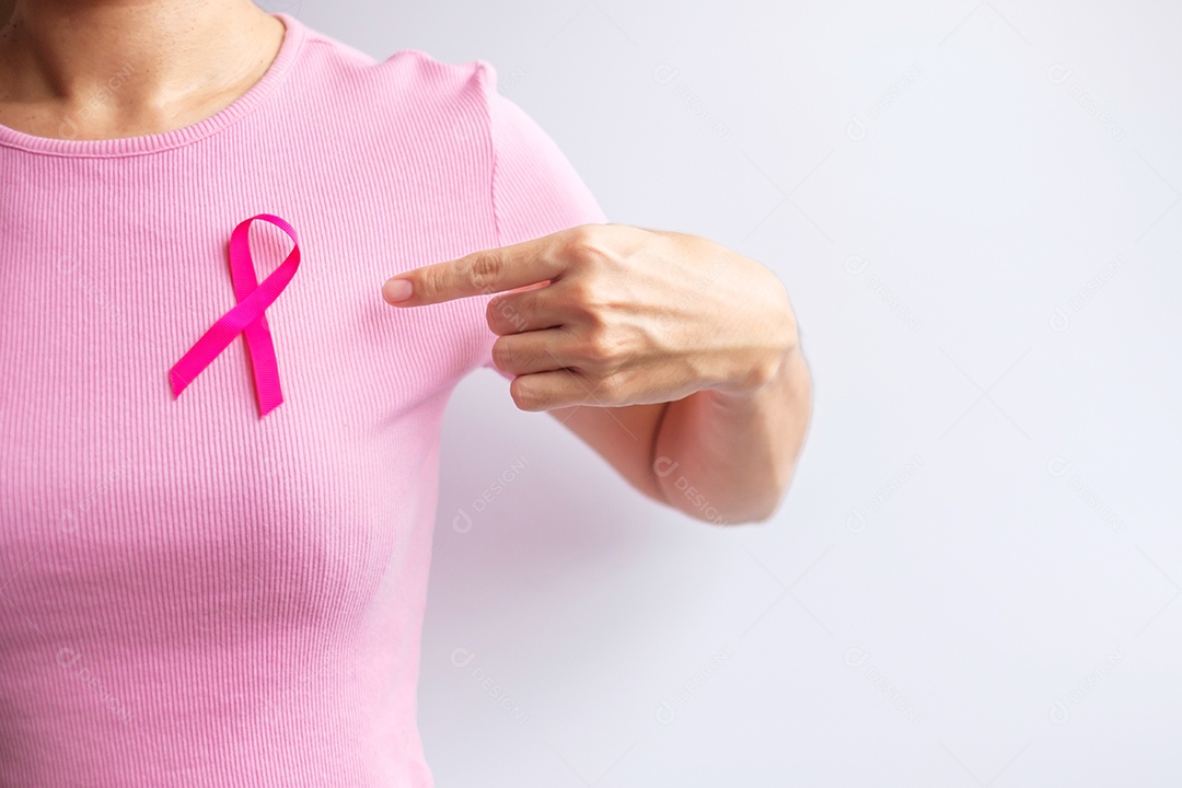 Mês de conscientização do câncer de mama de outubro rosa, mão de mulher segura rosa