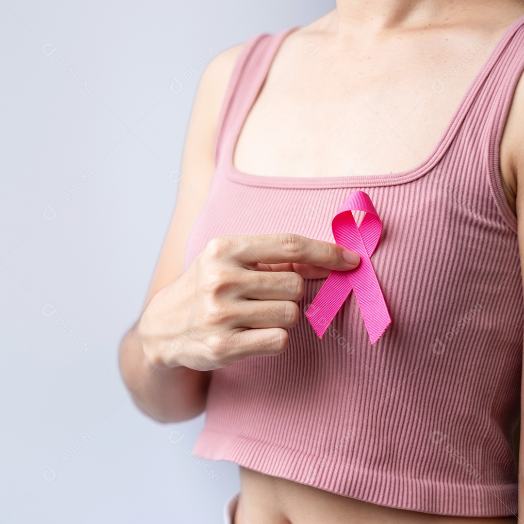 Mês de conscientização do câncer de mama de outubro rosa, mão de mulher segura rosa