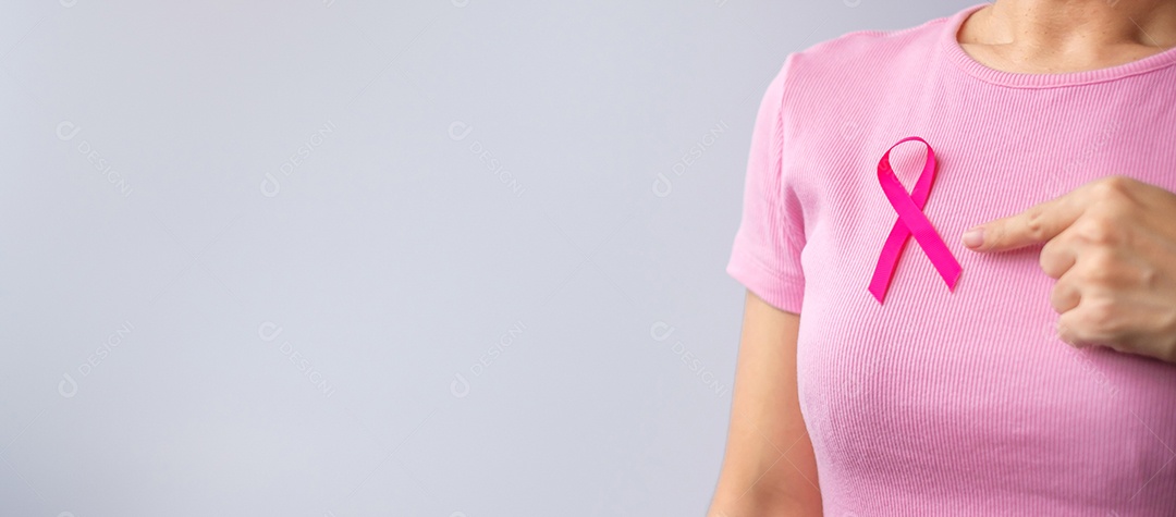 Mês de conscientização do câncer de mama de outubro rosa, mão de mulher segura rosa