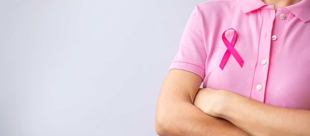 Mês de conscientização do câncer de mama de outubro rosa, mão de mulher segura rosa