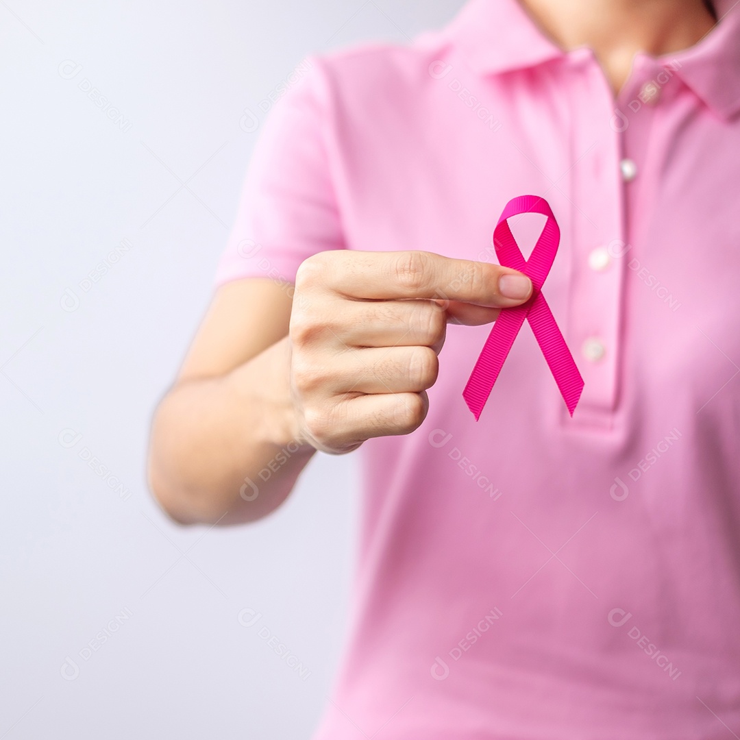 Mês de conscientização do câncer de mama de outubro rosa, mão de mulher segura rosa