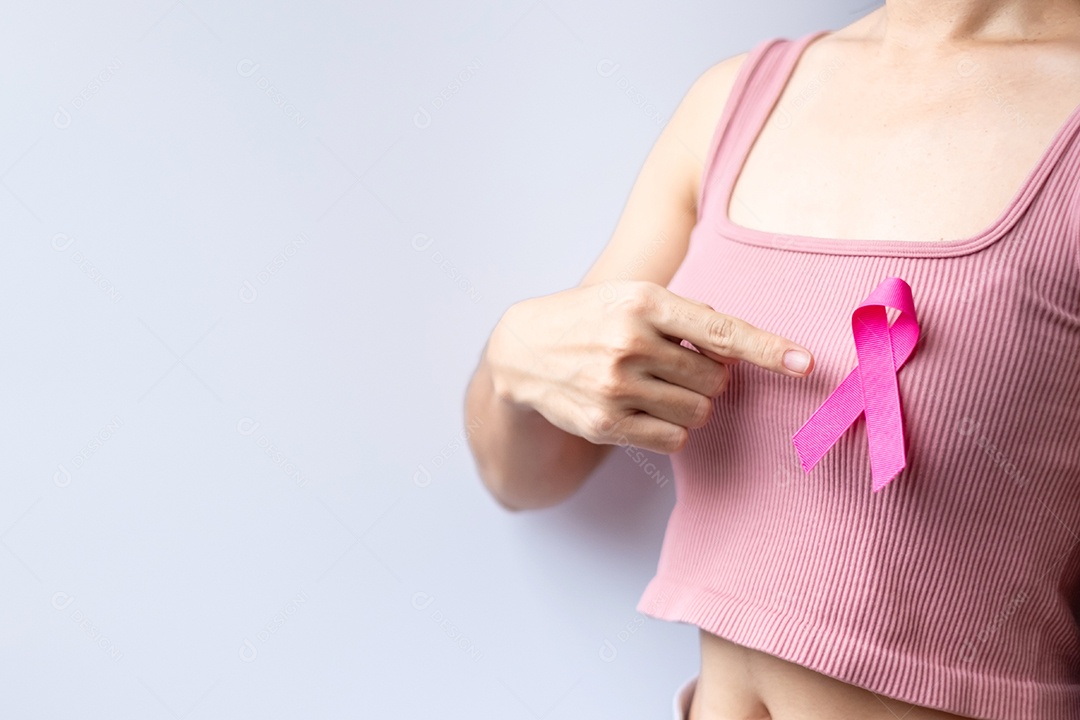 Mês de conscientização do câncer de mama de outubro rosa, mão de mulher segura rosa