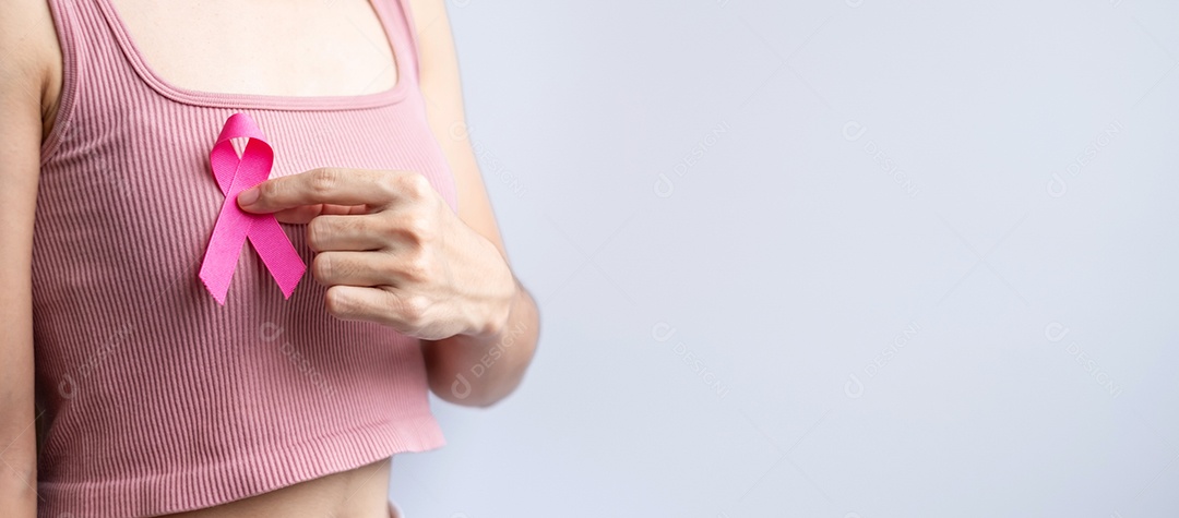 Mês de conscientização do câncer de mama de outubro rosa, mão de mulher segura rosa