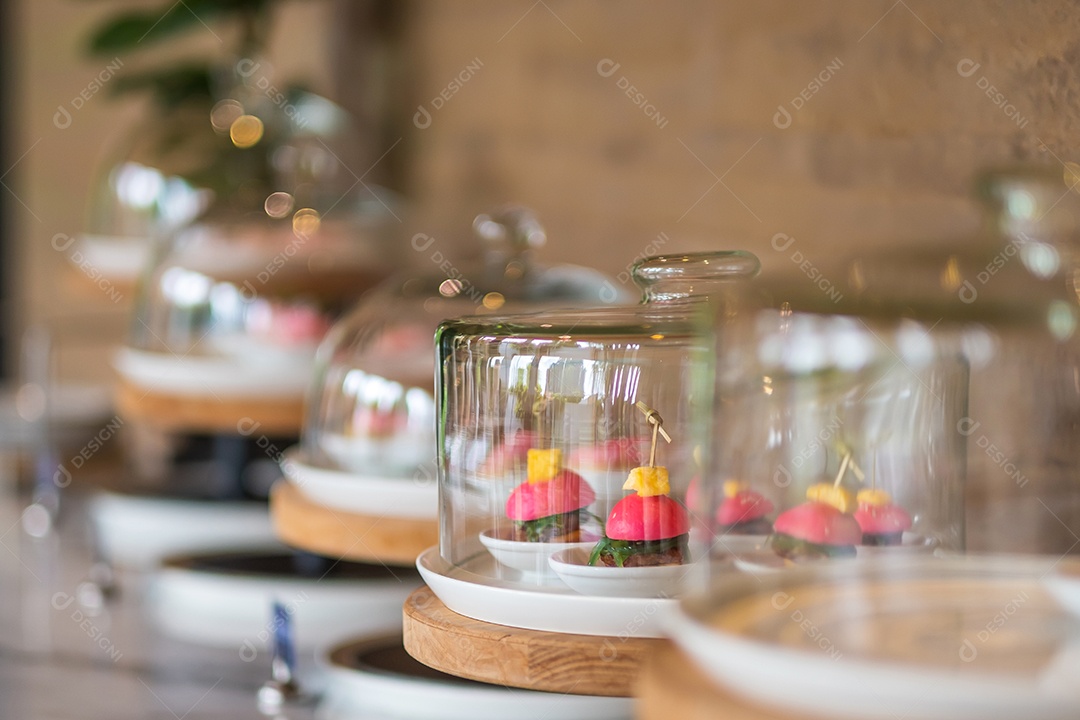 Sobremesa doce rosa definida no hotel de luxo