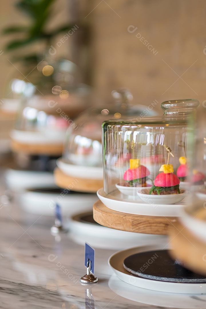 Sobremesa doce rosa definida no hotel de luxo