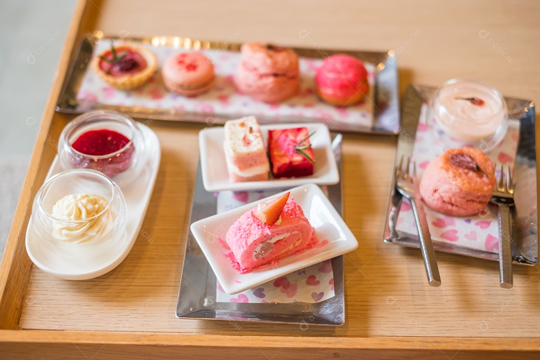 Sobremesa doce rosa definida no hotel de luxo.