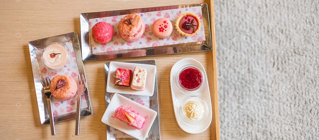 Sobremesa doce rosa definida no hotel de luxo.