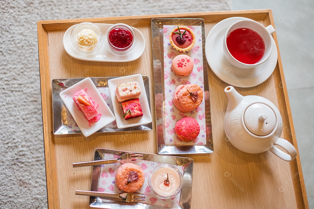 Conjunto de chá da tarde e sobremesa rosa no hotel de luxo