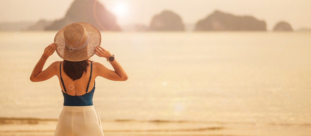 Turista de mulher andando na praia do paraíso nas ilhas ao pôr do sol. destino, desejo de viajar, Ásia Travel, verão tropical, férias e conceito de férias