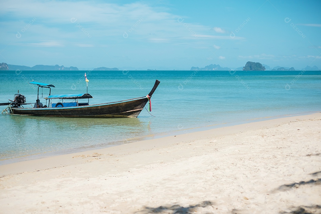 Barco longtail na praia de Tubkaak pronto para a ilha de Hong, Krabi, Tailândia. Marco, destino Sudeste Asiático Viagens, férias e conceito de férias