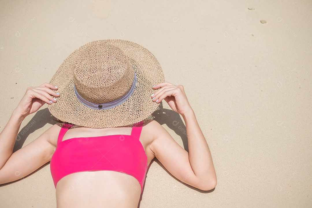 Turista de mulher de maiô rosa e chapéu, viajante feliz tomando banho de sol na praia do paraíso nas ilhas. destino, desejo de viajar, Ásia Travel, verão tropical, férias e conceito de férias