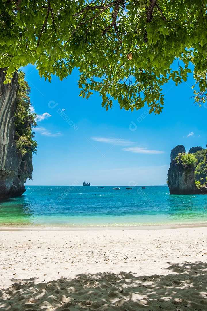 Bela praia na ilha de Hong, Krabi, Tailândia. Marco, destino Sudeste Asiático Viagens, férias, conceito tropical e de férias