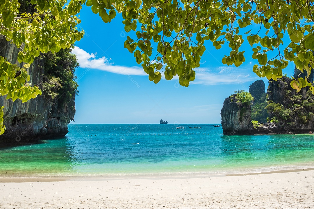 Bela praia na ilha de Hong, Krabi, Tailândia. Marco, destino Sudeste Asiático Viagens, férias, conceito tropical e de férias