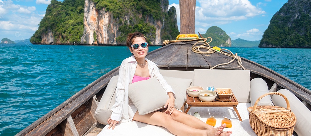 Turista de mulher em viagem privada de barco longtail para a ilha com piquenique de comida exótica, Krabi, Tailândia. Marco, destino, Ásia Travel, férias, desejo de viajar e conceito de férias