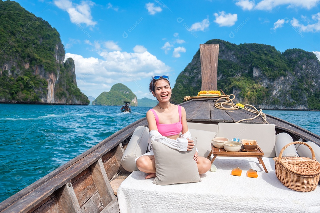 Turista de mulher em viagem privada de barco longtail para a ilha com piquenique de comida exótica, Krabi, Tailândia. Marco, destino, Ásia Travel, férias, desejo de viajar e conceito de férias