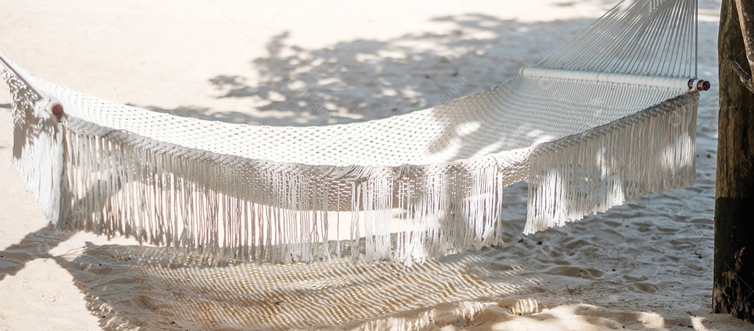 Rede branca na praia paradisíaca. férias, viagens, verão, Wanderlust e conceito de férias