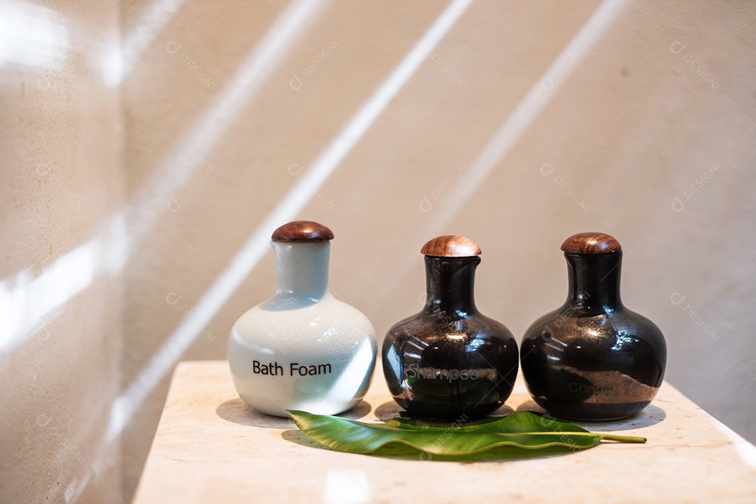 Garrafas de produtos de higiene pessoal no banheiro do hotel de luxo ou casa moderna. conjunto de recipientes de banho, gel de banho corporal, xampu e condicionador de cabelo em cerâmica