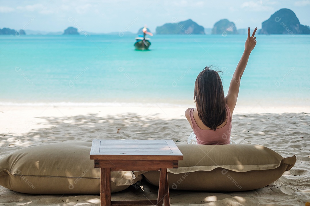 Descanso de turista de mulher na ilha de bela praia no verão. destino, desejo de viajar, Ásia Travel, verão tropical, férias e conceito de férias