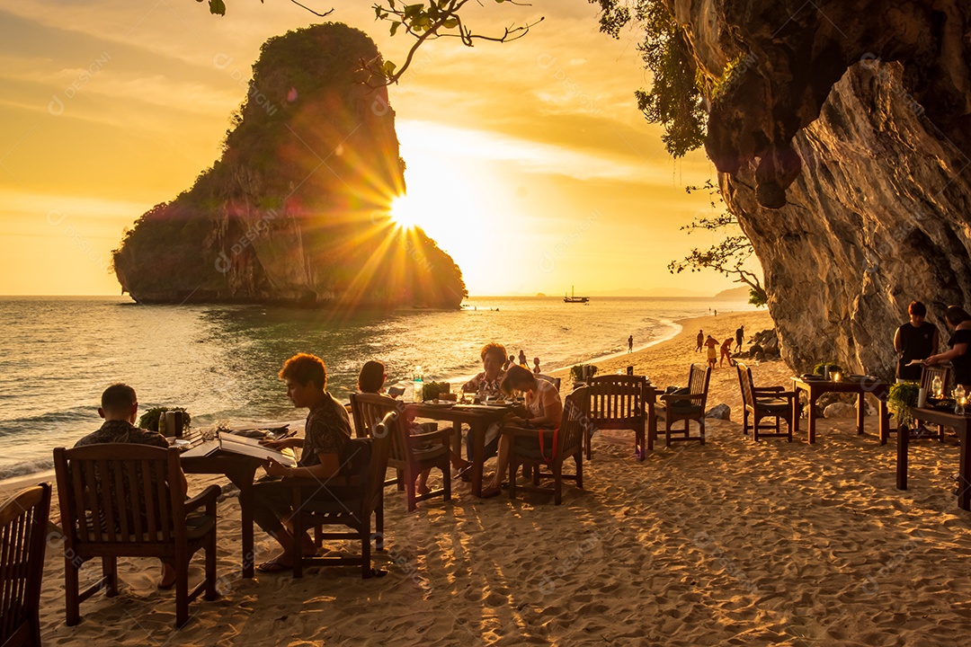 Caverna do restaurante na praia de Phra nang ao pôr do sol, Railay, Krabi, Tailândia. férias, viagens, verão, Wanderlust e conceito de férias