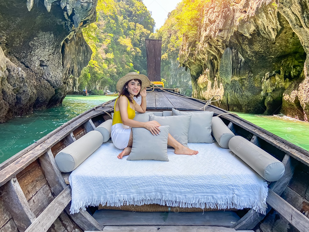 Mulher turista em viagem privada de barco longtail para Lagoon koh hong perto da ilha de Hong, Krabi, Tailândia. Marco, destino, Ásia Travel, férias, desejo de viajar e conceito de férias