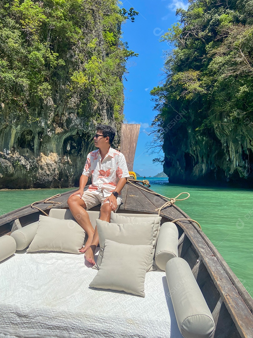 Turista de homem em viagem privada de barco longtail para Lagoon koh hong perto da ilha de Hong, Krabi, Tailândia. Marco, destino, Ásia Travel, férias, desejo de viajar e conceito de férias