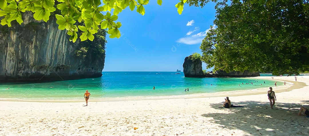 Bela praia na ilha de Hong, Krabi, Tailândia. Marco, destino Sudeste Asiático Viagens, férias, conceito tropical e de férias