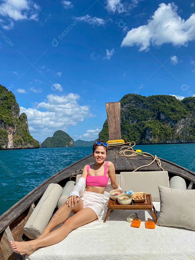 Turista de mulher em viagem privada de barco longtail para a ilha com piquenique de comida exótica, Krabi, Tailândia. Marco, destino, Ásia Travel, férias, desejo de viajar e conceito de férias