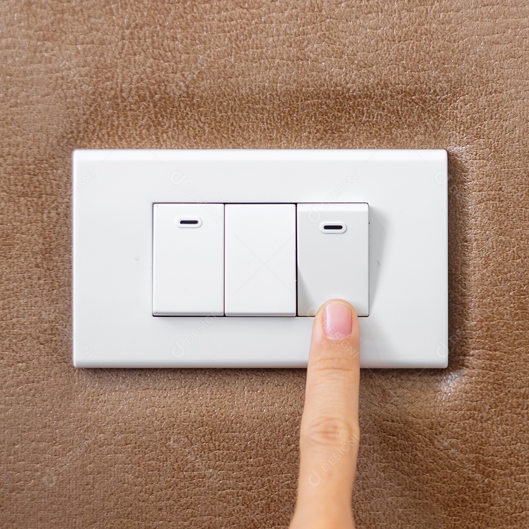 dedo ligar ou desligar o interruptor de luz na parede em casa. Energia